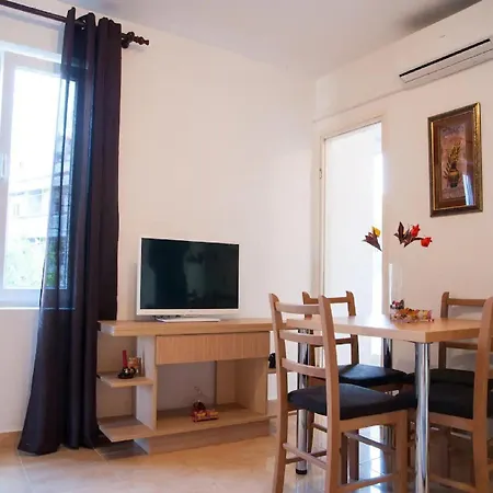 Apartment Paula - One Bedroom With Terrace 2 Jezera