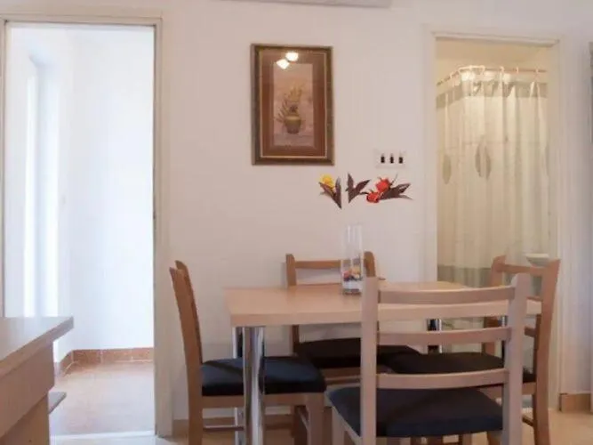 Appartement Paula - One Bedroom With Terrace 2 Jezera